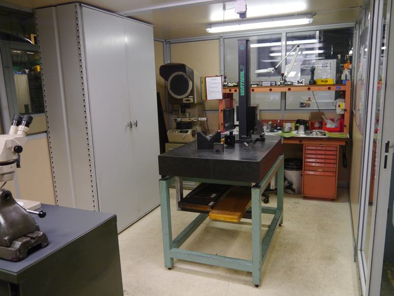Salle de métrologie : table de contrôle en granit, colonne de mesure et projecteur de profil