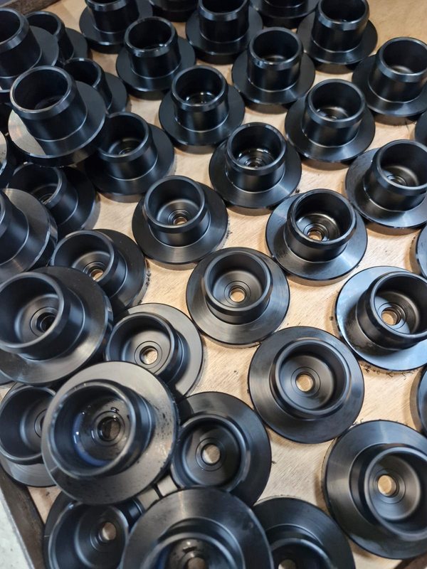 Pièces tournées, finition noire